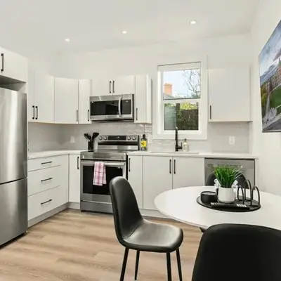 Cozy Saanich Cottage ideal location to UVIC and Downtown