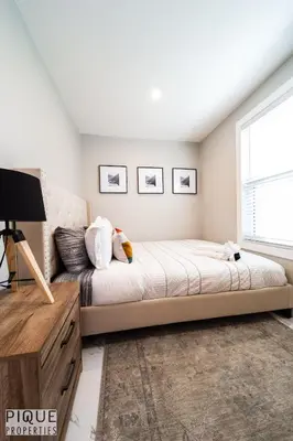 a bedroom with a bed and a window at Park Life Escape-King Beds-Sleeps 10-Pet Friendly in Edmonton
