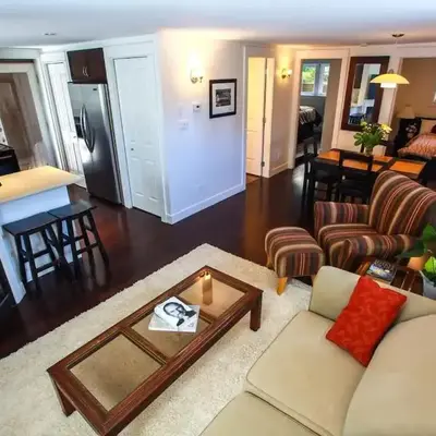 Grand Boulevard Retreat- quiet suite in North Vanc