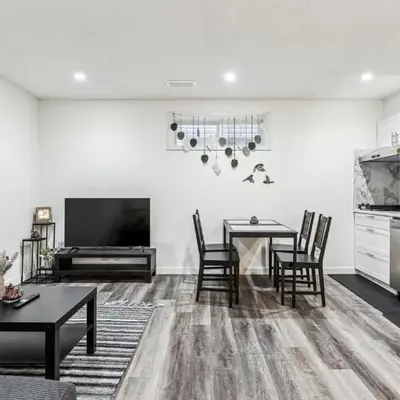 Basement Suite in Calgary - Short Drive to Banff