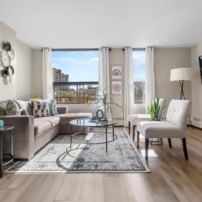 Winter Prices Reduced for Stylish Condo & Easy to Mountains !
