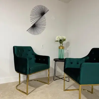 Comfy Corner Stays 2 Cross st of W Edmonton Mall