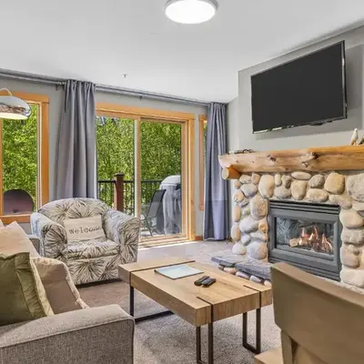 Creekside Downtown 2 Bedroom Condo managed by Little Sister Getaways