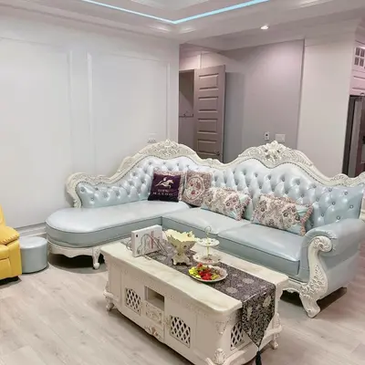 a living room with a blue couch and a table at Cozy home in Richmond