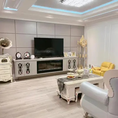 a living room with a television and a table at Cozy home in Richmond