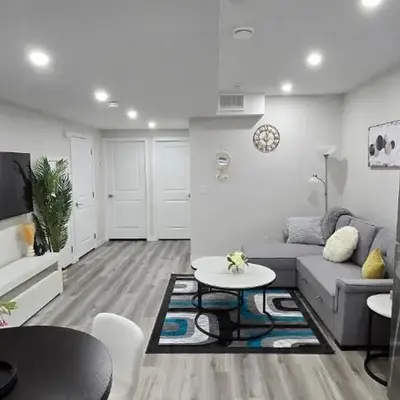 Bleniel Place - Stylish Basement Suite with Wi-Fi Netflix & Parking