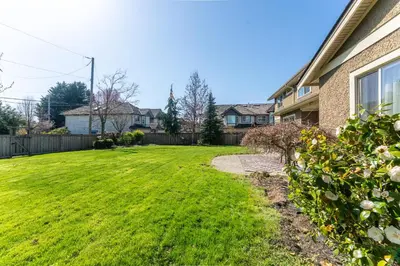 a yard of a house with green grass at Sunnymede Vacation Stay in Richmond