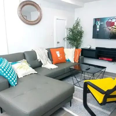 Comfy & Modern 2 Bedroom Guest Suite with King Bed