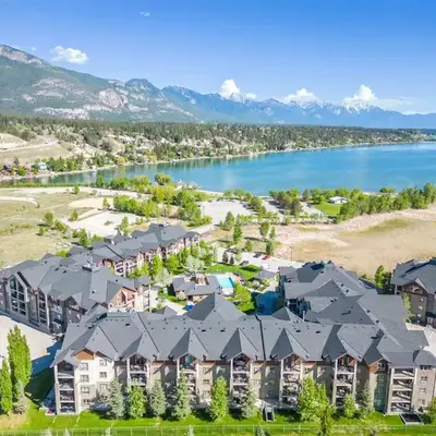 The Beach House Pool Access 5 Min Walk to Lake Sleeps 8