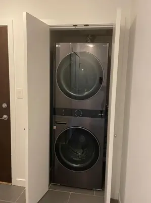 a washing machine and a dryer in a room at Lucy's House in Vancouver