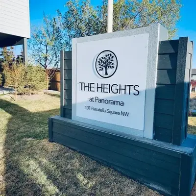 Cozy Private Room Near Calgary Airport with Parking