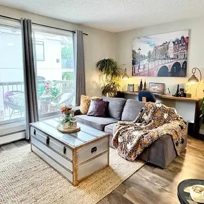 Stylish Downtown Condo near Rogers Place l Parking