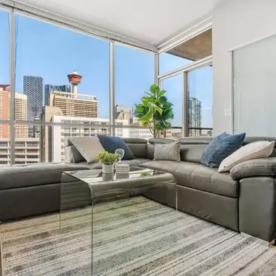 Downtown Chic Retreat | Elegant + Free Parking