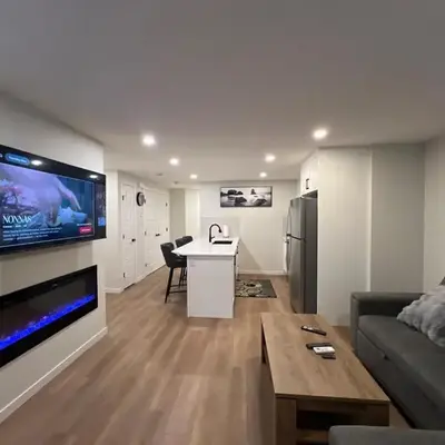 Deluxe 2-Bedroom Getaway Near Calgary Airport Sleeps Up to 6