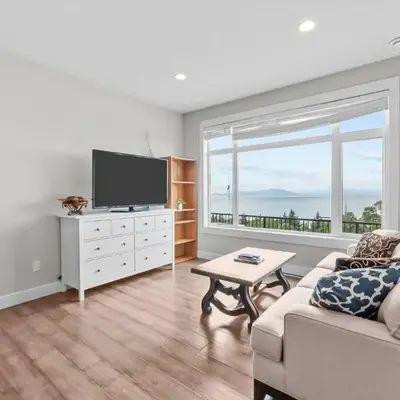 Nanaimo 2BR Oceanview Suite w/ Kitchen & Laundry