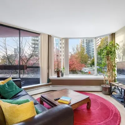 Cozy Home in Downtown Minutes from Seawall