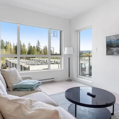 Modern North Shore Nest with Balcony