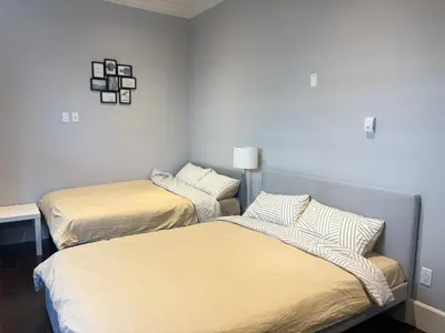 two beds in a small room withermottermottermott at Kane Jolly Lodge in Richmond