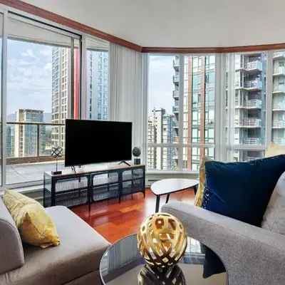 Luxury 2BR Designer Apartment In The Heart Of Downtown!