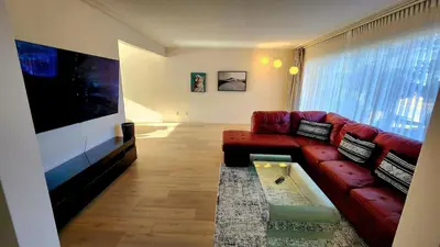 Gallery image of Spacious entire 4 bedroom home with two living rooms in Edmonton