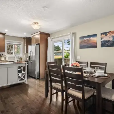 Social Haus Trendy 3BR Townhome in Bridgeland YYC