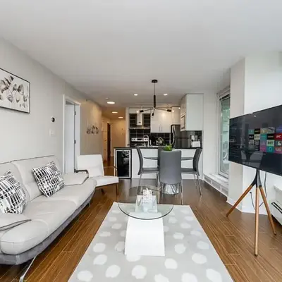 Spacious Downtown Condo with Pool Gym & Parking