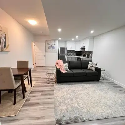 Cozy Corner - 1 bedroom suite - 15 mins from airport