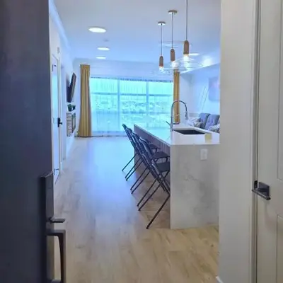 Family Modern 1BR and Den Condo - Apartment with City View