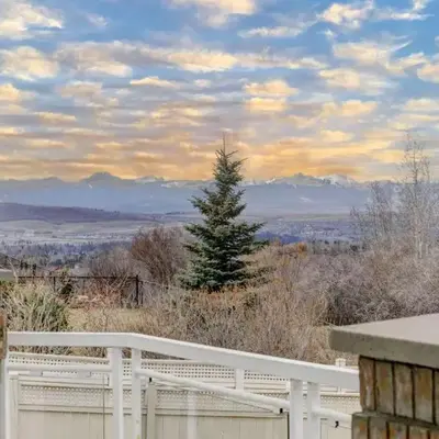 Spacious mountain view guesthouse