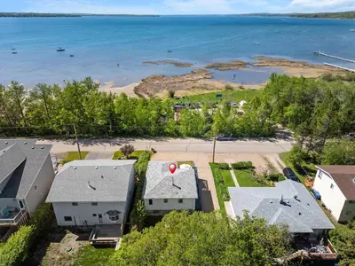 an aerial view of houses and the ocean at Kinepik Cottage Sunroom with Beach Access in Sylvan Lake