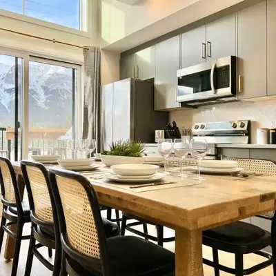 Stunning View New Townhome Sleeps 11 AC and Hot Tub