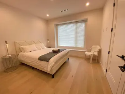 a bedroom with a bed and a large window at \u6e29\u54e5\u534eubc\u5927\u5b66\u522b\u5885 in Vancouver