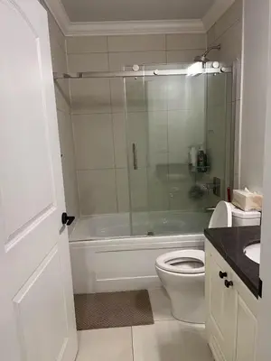 a bathroom with a shower and a toilet and a sink at \u6e29\u54e5\u534eubc\u5927\u5b66\u522b\u5885 in Vancouver