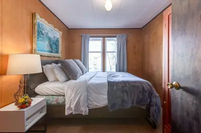 a bedroom with a bed and a window at Huckleberry Lodge Mountain Getaway Near Banff in Canmore