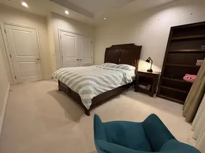 a bedroom with a bed and a blue couch at \u6e29\u54e5\u534e\u6e29\u897f\u522b\u588534 in Vancouver