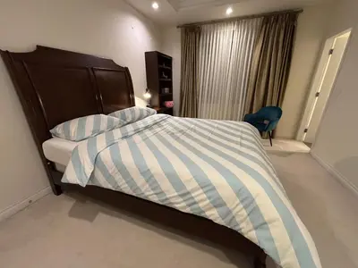 a bedroom with a bed with blue and white stripes at \u6e29\u54e5\u534e\u6e29\u897f\u522b\u588534 in Vancouver
