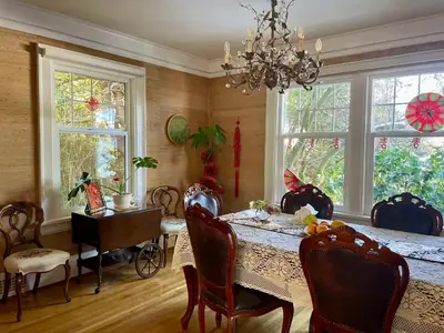a dining room with a table and chairs and windows at \u6e29\u54e5\u534e\u6e29\u897f\u522b\u588534 in Vancouver