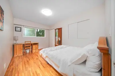 a bedroom with a bed and a desk and a window at Dreamy Garden Arch Spot Cozy 3Bedroom Villa near the Beach in Surrey