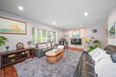 a living room with a couch and a table at Dreamy Garden Arch Spot Cozy 3Bedroom Villa near the Beach in Surrey