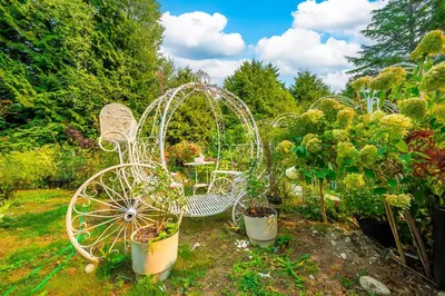 a garden with a white bicycle in the yard at Dreamy Garden Arch Spot Cozy 3Bedroom Villa near the Beach in Surrey