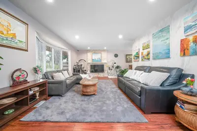 a living room with two couches and a table at Dreamy Garden Arch Spot Cozy 3Bedroom Villa near the Beach in Surrey
