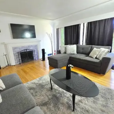 Private 2 BR Cozy Home Private Parking Free Sparkling and Goodies! 4 mins from Metrotown