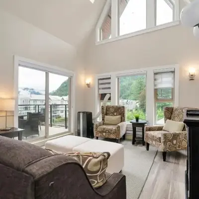 Modern 4BR unit Lake Views