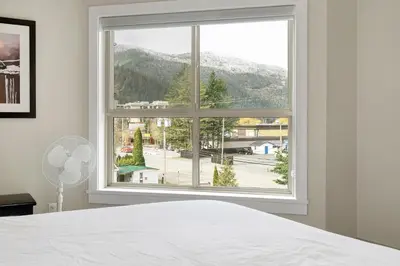 Gallery image of 2BR Lakefront Lux Escape! in Harrison Hot Springs