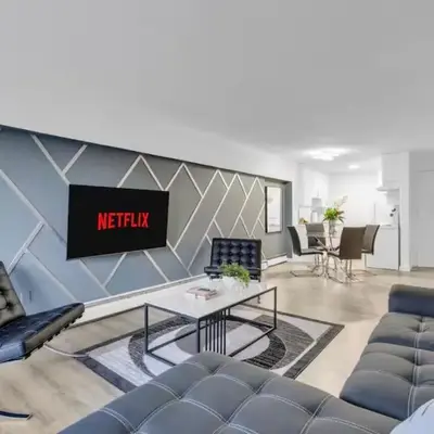 17th Ave Cozy Nest in Downtown Calgary with Parking