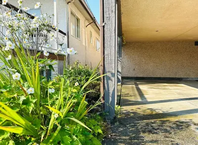 a building with a bunch of flowers next to a building at 4BR 2BA Downtown-View Cozy House with Parking, Pet-Free in Vancouver