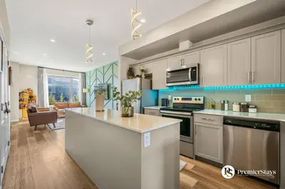 Gallery image of Near Calgary Airport Stylish House with Central AC King Bed Sleeps 6 in Calgary