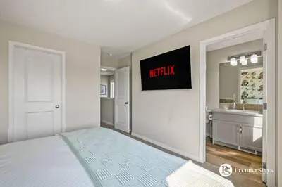 Gallery image of Near Calgary Airport Stylish House with Central AC King Bed Sleeps 6 in Calgary