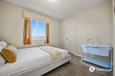 Gallery image of Near Calgary Airport Stylish House with Central AC King Bed Sleeps 6 in Calgary