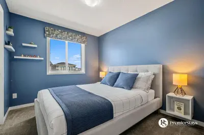 Gallery image of Near Calgary Airport Stylish House with Central AC King Bed Sleeps 6 in Calgary